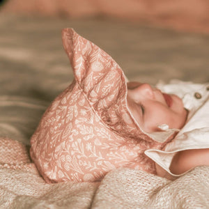 Searcher Reversible Ruffle Bonnet (Freya/Flax)