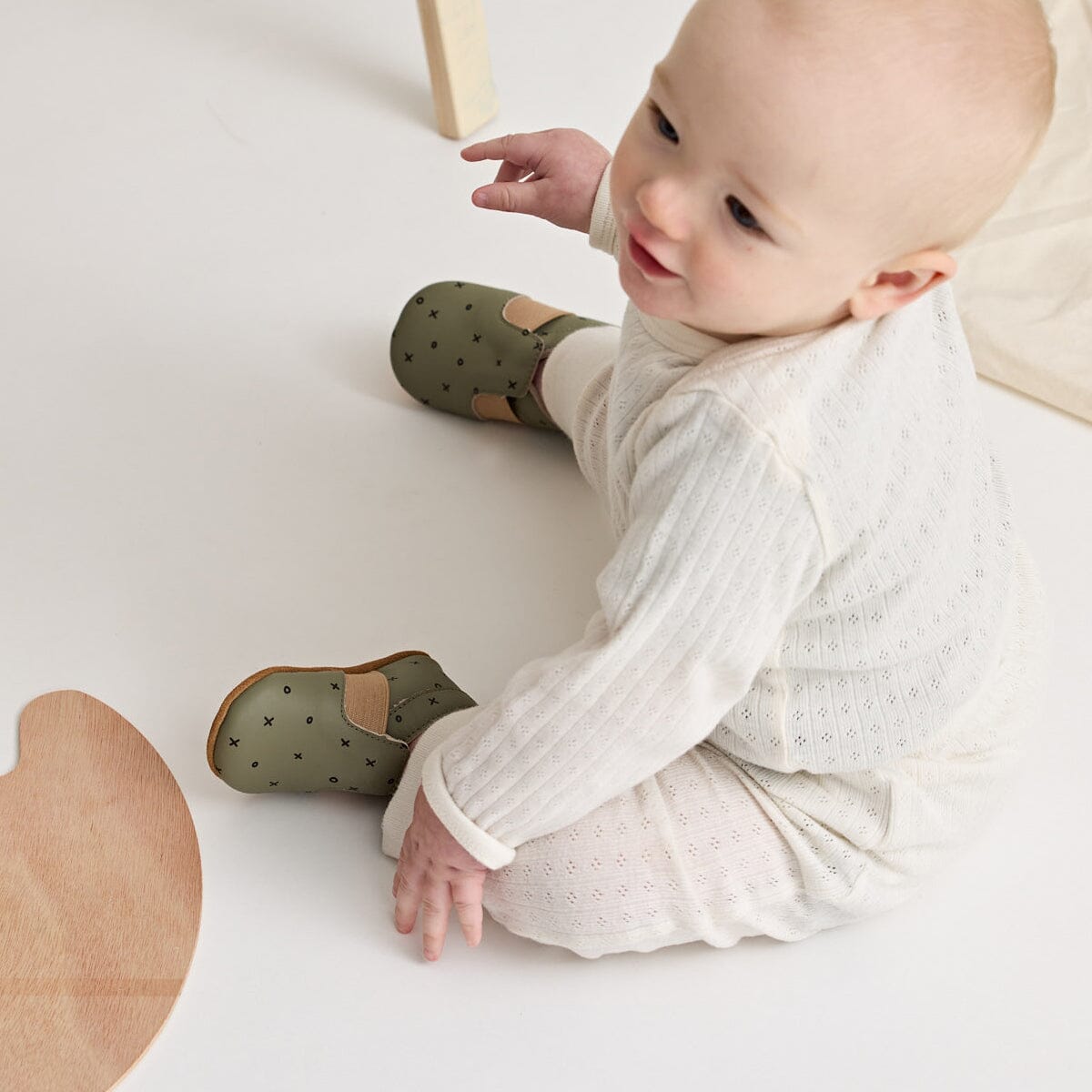 BABY SLIP-ON (Khaki XO)